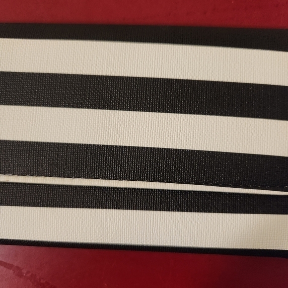 Kut From The Kloth Wallet - Picture 2 of 6